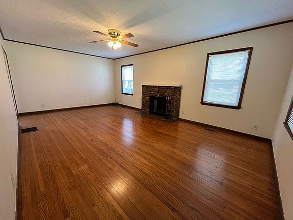 3rd image of 501 S Fruitridge Ave