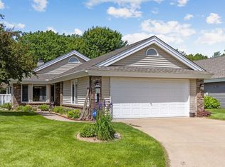 5725 Heather Ridge Dr, Shoreview, MN 55126