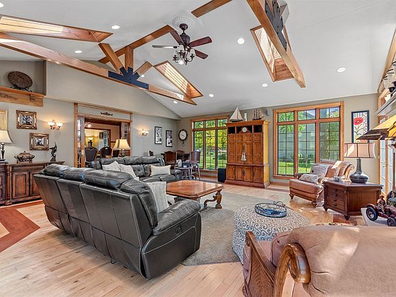 4th image of 1323 Spinnaker Dr