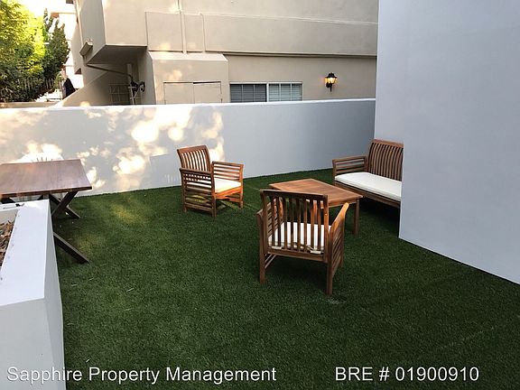 3rd image of 11478 Moorpark St Unit 202