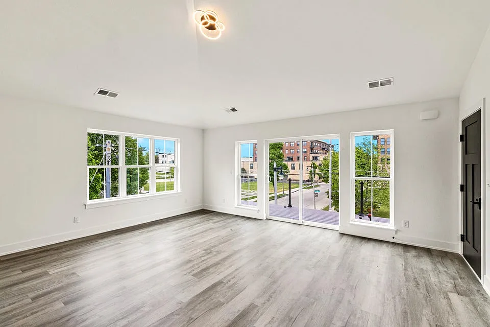 2 bed, 1390 sqft, $3,395 — Photo 4
