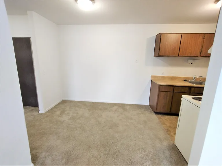 Charter Oaks Apartments — Photo 77
