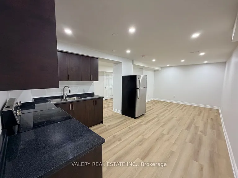 1683 Moongate Cres #LOWER — Photo 5