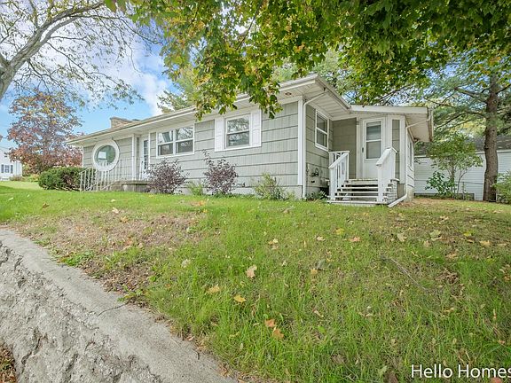 5th image of 2739 Fuller Ave NE