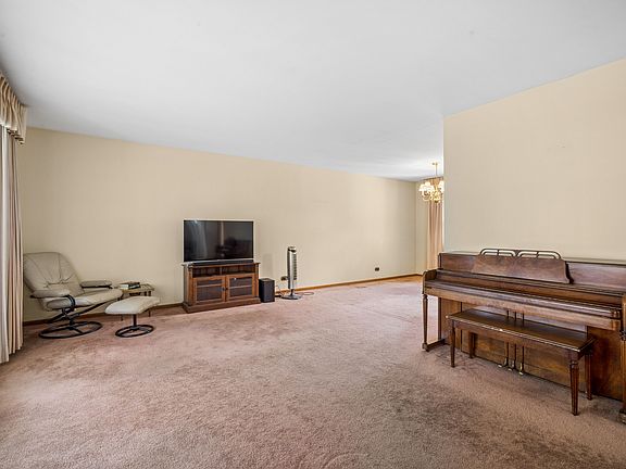 4th image of 1305 E Sanborn Dr