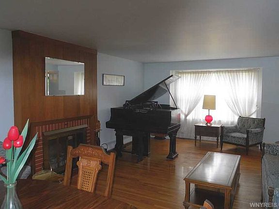 5th image of 217 Woodshire Ct