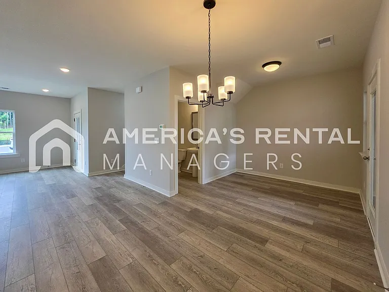 1019 Grand River Blvd W — Photo 20