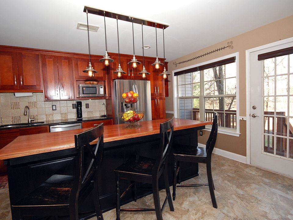 Eat-in Kitchen 
