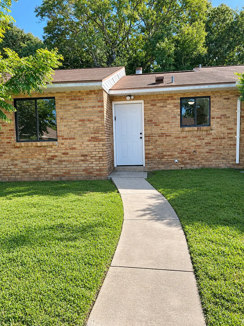 Remodeled 2 Bed 1 Bath Home | Washer/Dryer Hookups | Central Air | Pet Friendly | Section 8 Welcomed — Photo 1