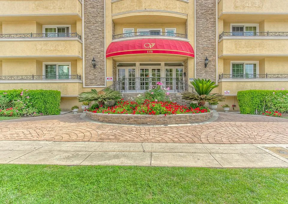 1370 Veteran Ave