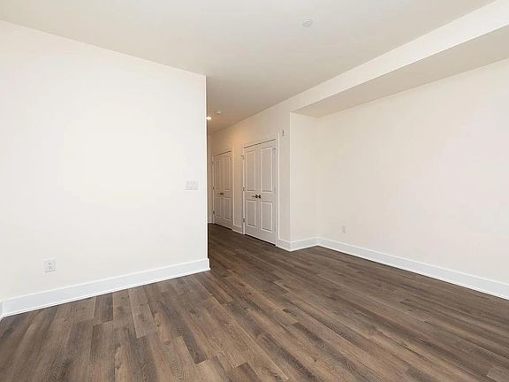 5th image of 2413 Federal St #15