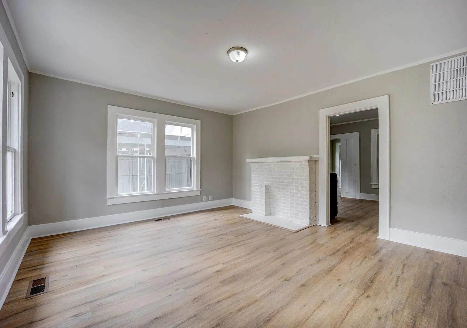 Freshly Updated 3 Bedroom House — Photo 4
