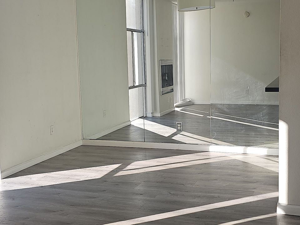 1st image of 125.5 N Doheny Dr #204