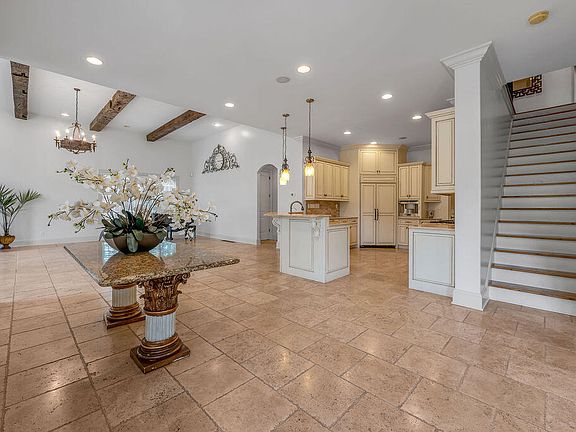 4th image of 639 Burr Oak Dr