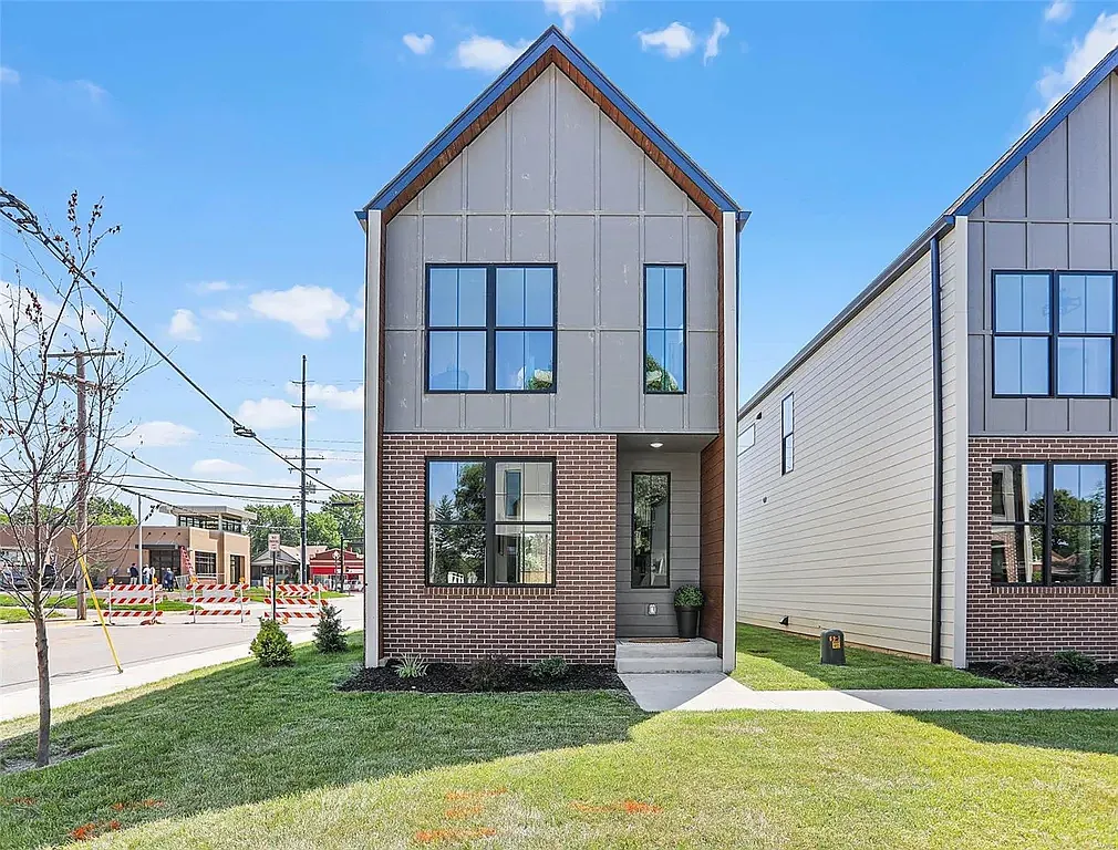 Building Photo - 230 E Schwarz St
