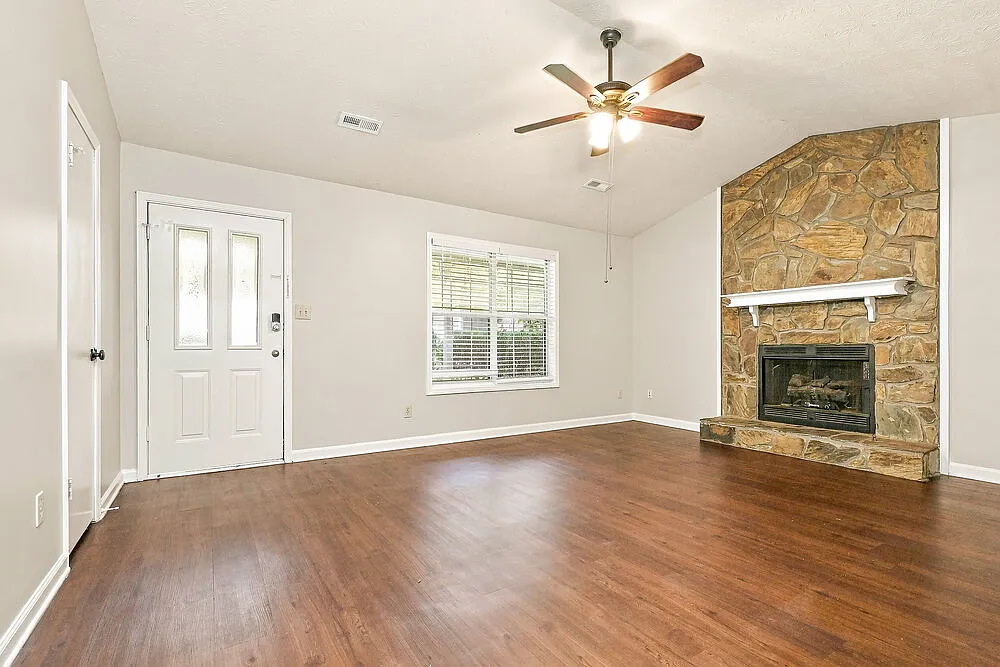 3 bed, 2.0 bath, 1414 sqft, $1,905 — Photo 3