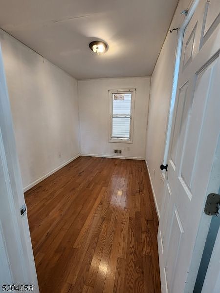 1st image of 181 Oakwood Pl Floor 1