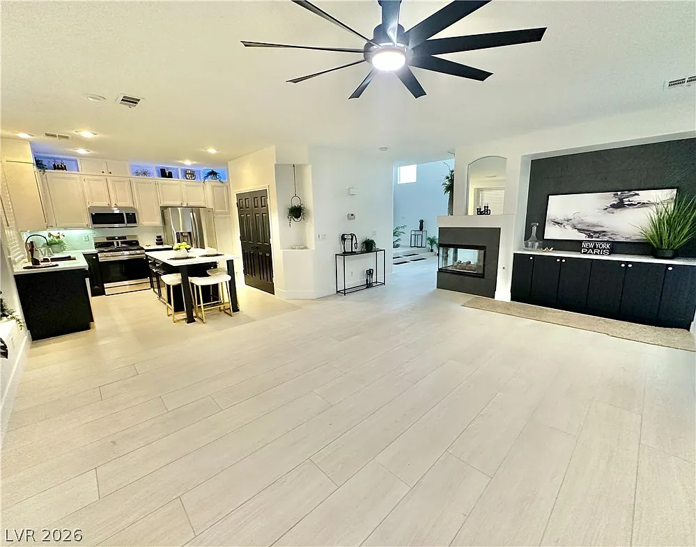 4 bed, 2.5 bath, 2359 sqft, $3,995 — Photo 3