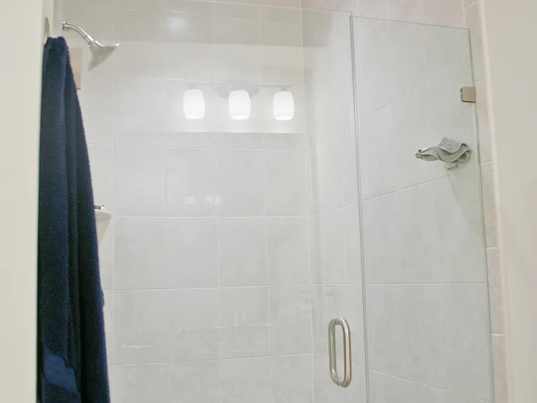 Frameless walk-in shower (master suite)