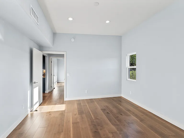 1525 E 10th St — Photo 34
