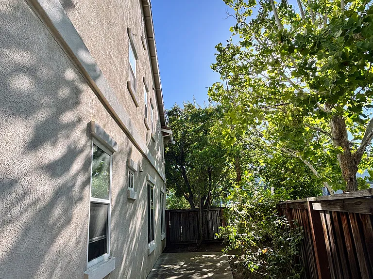 378 Roundhill Dr — Photo 26