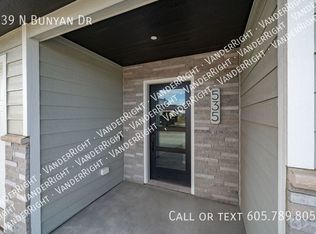 539 Bunyan Dr, Harrisburg, SD 57032