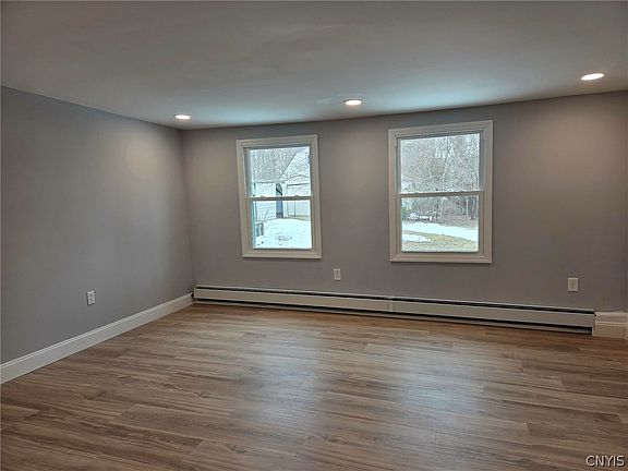 4th image of 702 Jervis Ave