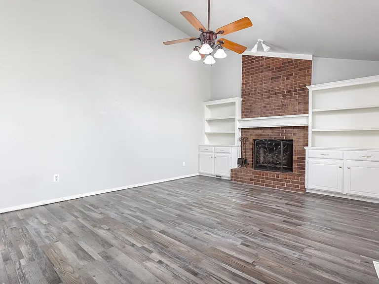 907 W Tesio Way — Photo 1