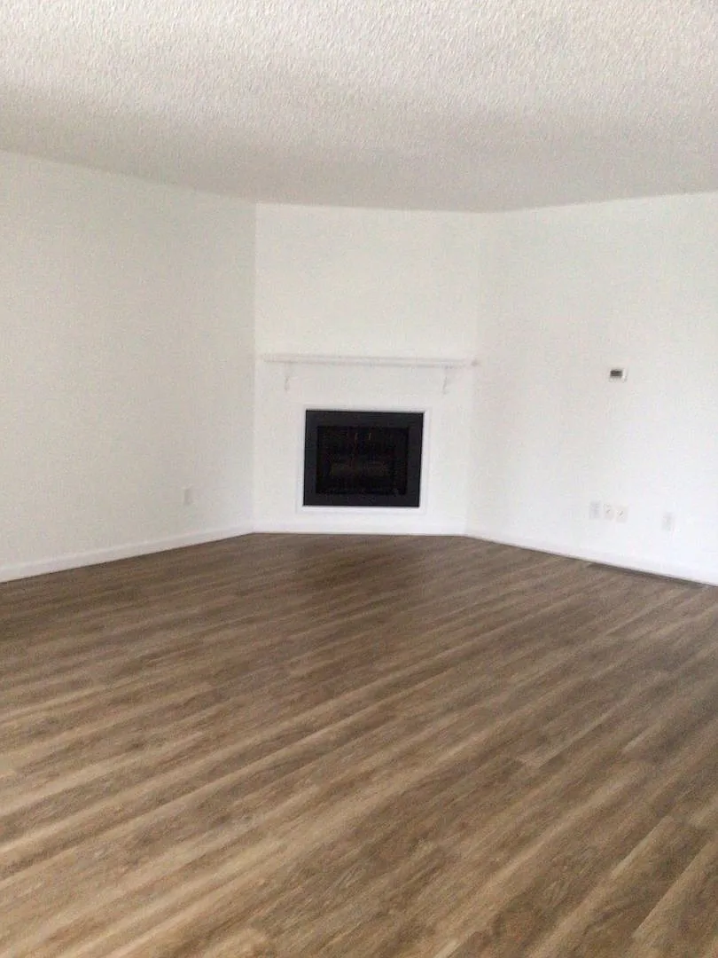 Availalbe Now - Two Bedroom And Two Bath Duplex Unit In Central Park Neighborhood — Photo 2