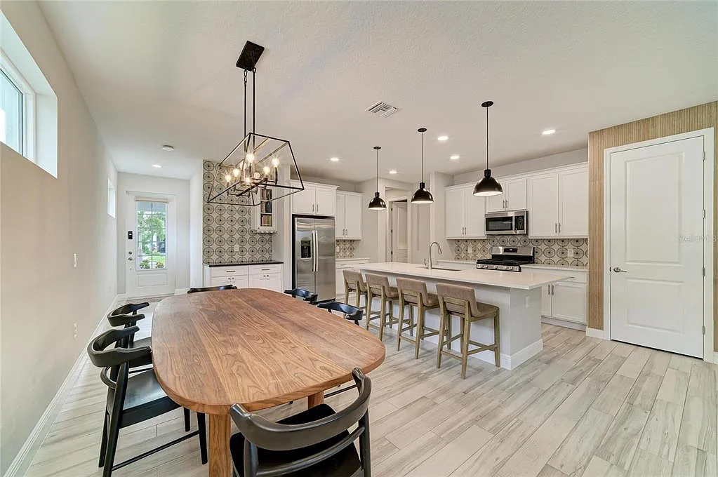 3 bed, 2.0 bath, 1810 sqft, $3,700 — Photo 2