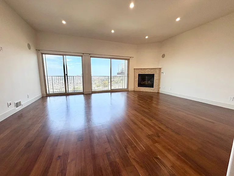 635 Burnett — Photo 9