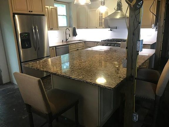 3rd image of 1040 Dogwood Pl