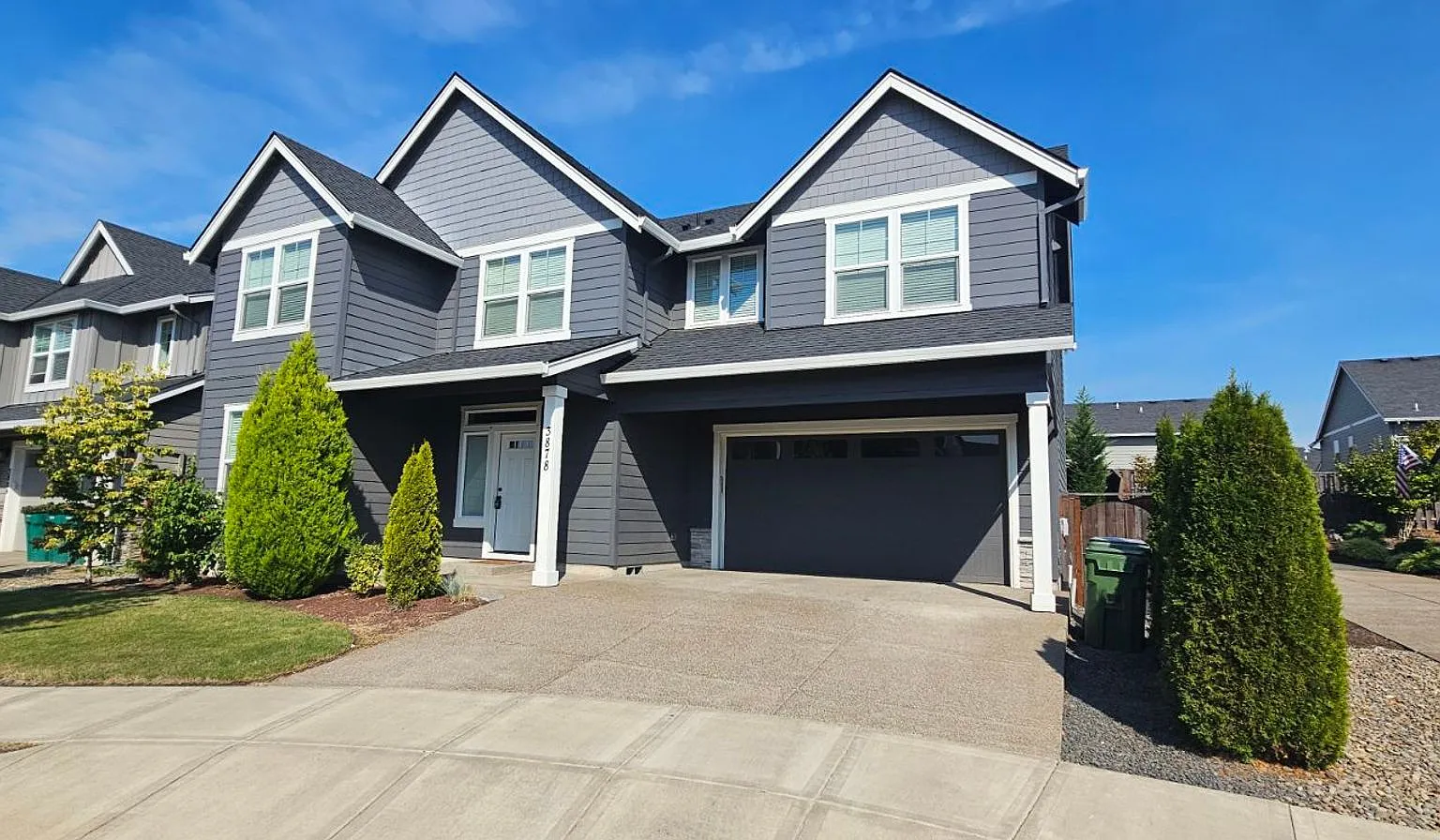 Spacious 5-Bedroom Newberg Home with Expansive Backyard, Large Garage & Deck — Photo 1