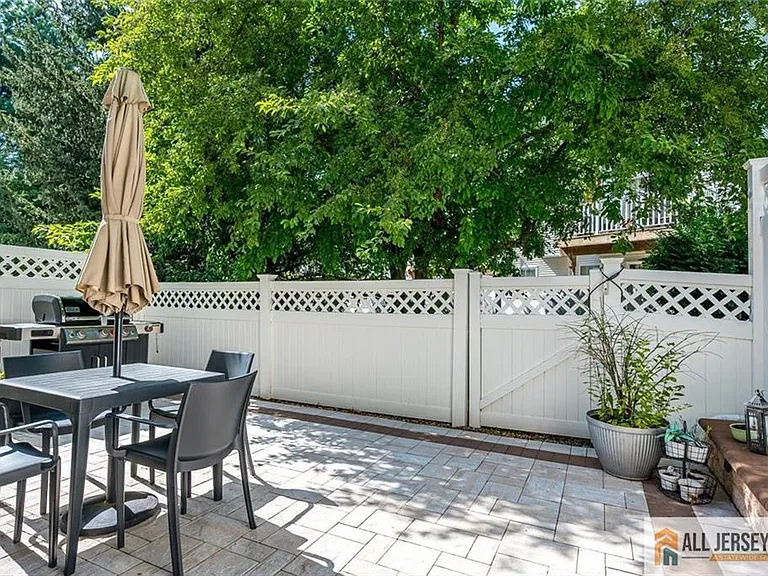 403 Somerset Ct — Photo 36