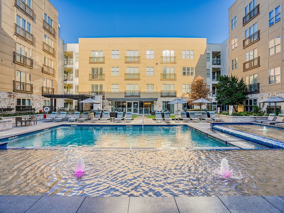 Windsor South Lamar boasts expansive amenity spaces, both indoors and outdoors