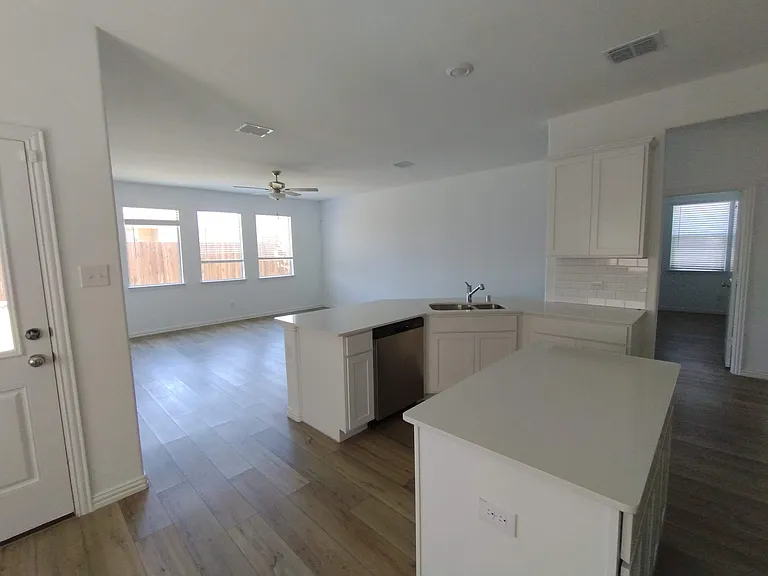 1103 Mahogany Ln — Photo 7