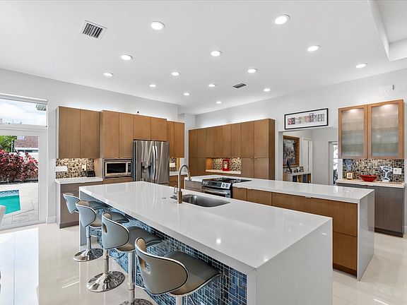 3rd image of 2717 NE 2nd Avenue