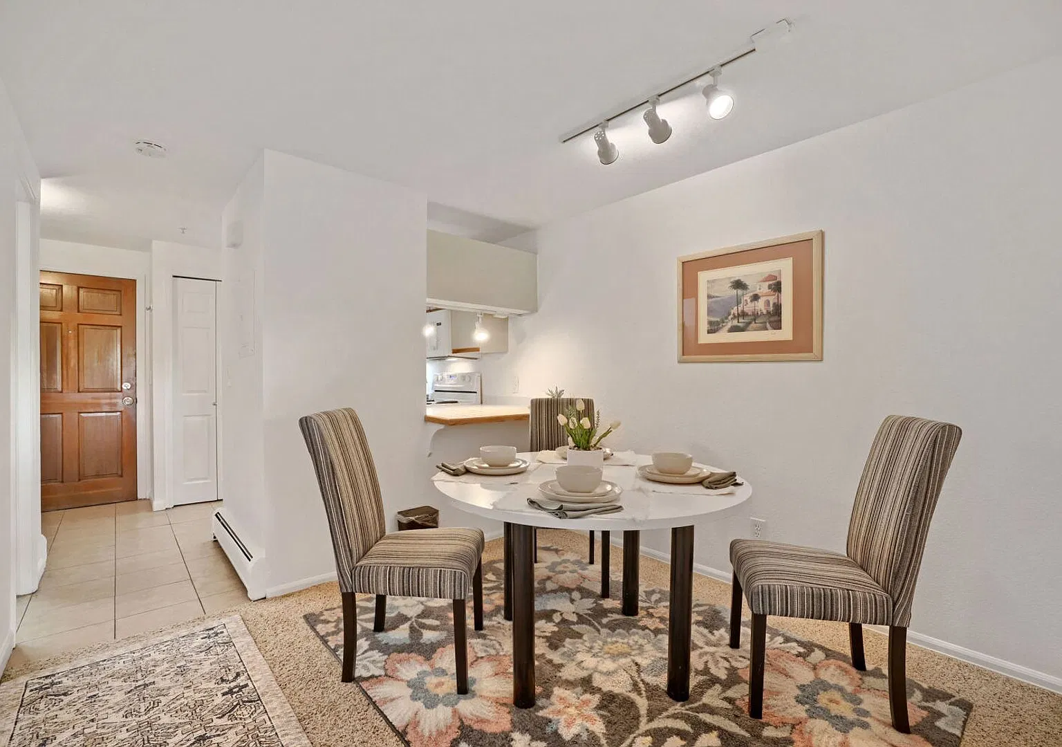 Walkable Bliss: Your Cozy Pearl Street Retreat — Photo 4