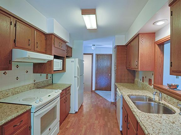 5th image of 1428 E Broadway St