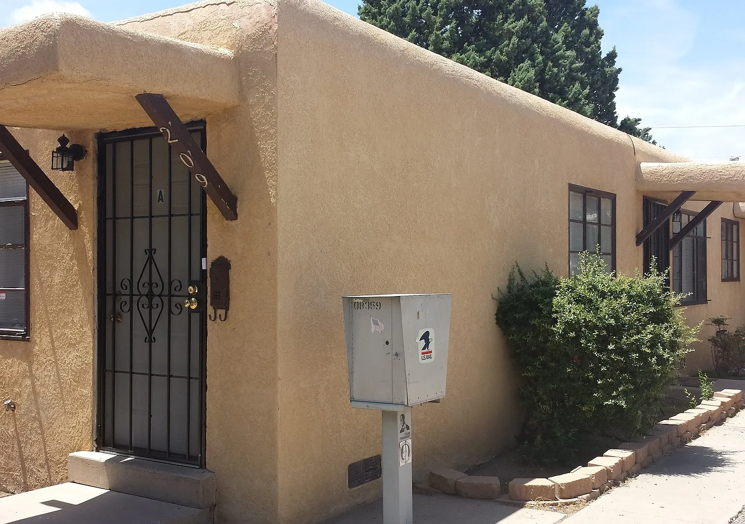 One Bedroom Apartments with Private Patio — Photo 2