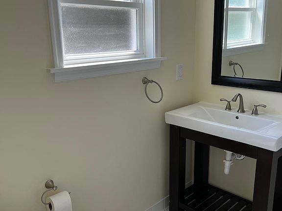 3rd image of 716 Wyndhurst Ave #2