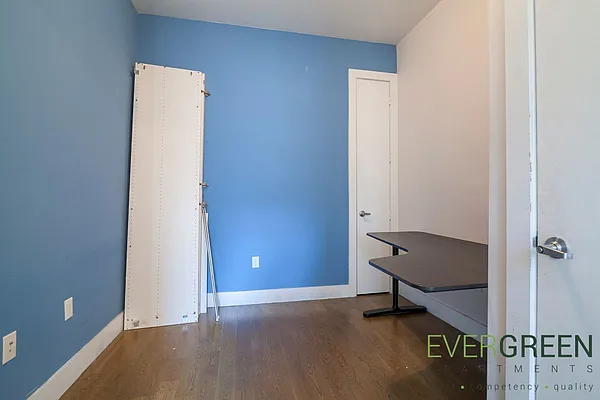 Rented by Evergreen Apartments BK | media 22