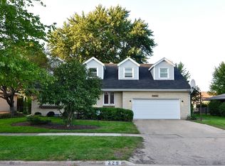 329 Ridge Dr, Sycamore, IL 60115