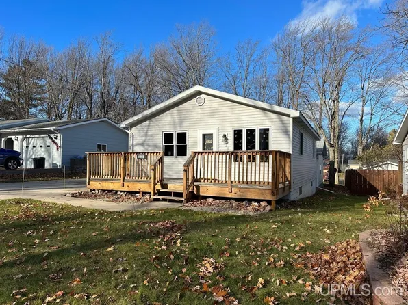 2132 Waldo St, Marquette, MI 49855