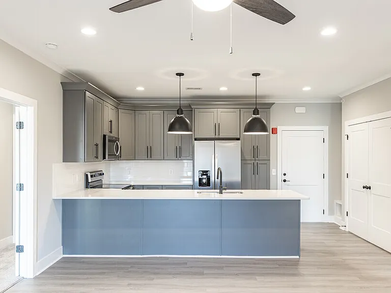 1114 Rosedale Ln — Photo 3