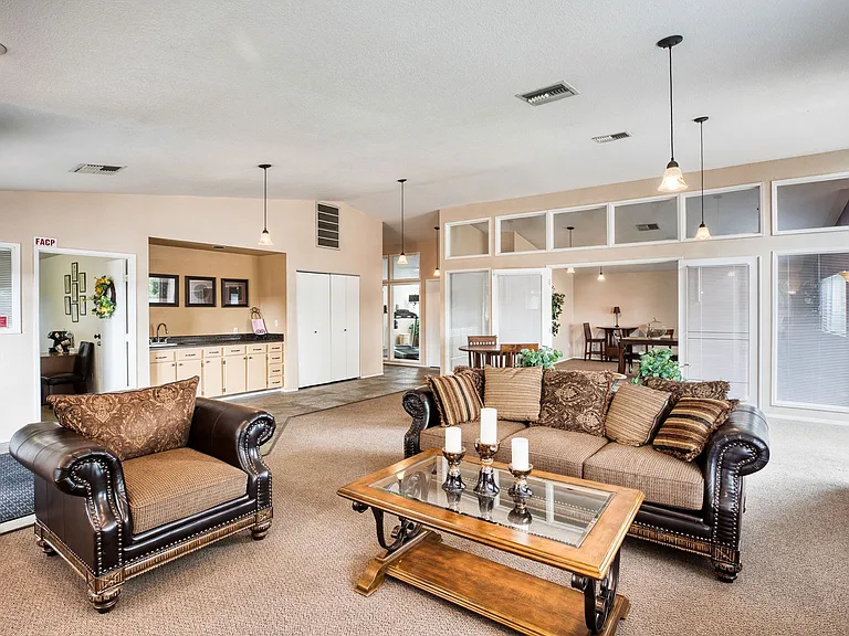 Crowne Pointe Apartments — Photo 7