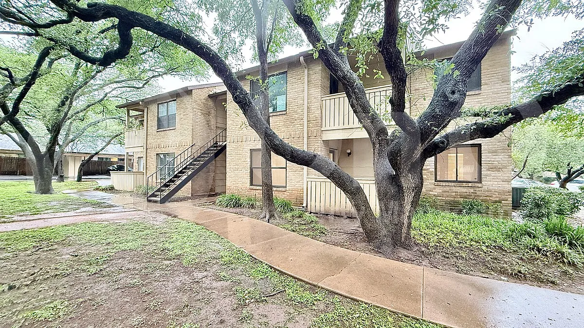Building Photo - 8210 Bent Tree Rd #147