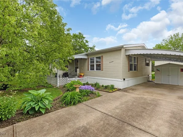 17 Oak Dr, Olmsted Falls, OH 44138