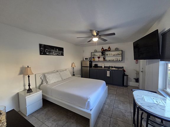 3rd image of 803 Caribbean Dr #B