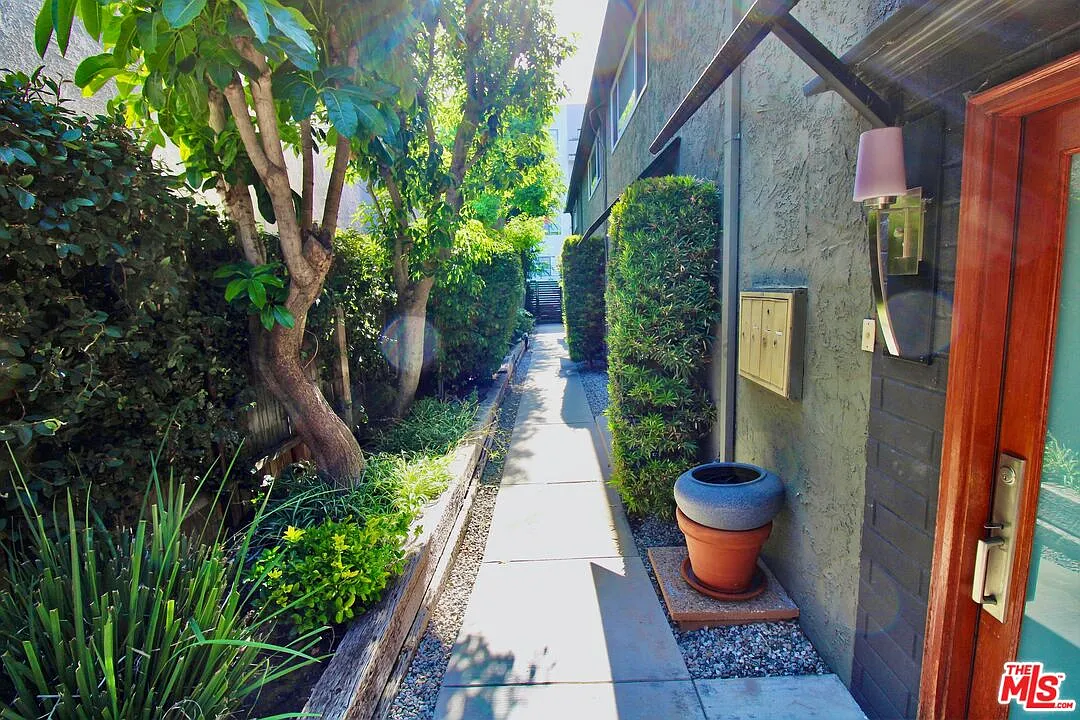 3 bed, 2.0 bath, 1832 sqft, $4,795 — Photo 2